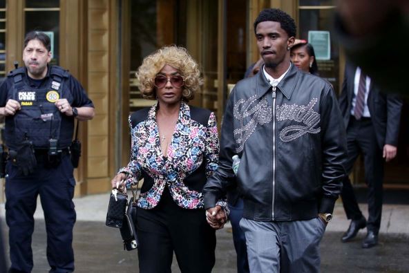 Didijeva majka ispred sudnice sa unukom