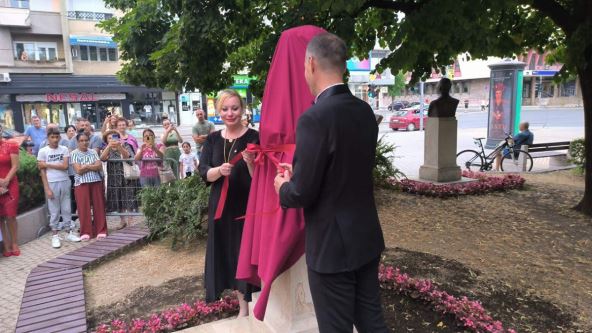 Radmila Živković otkrivanje biste u Kruševcu