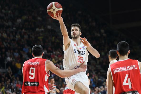 Rade Zagorac polaže na košu protiv Gruzije