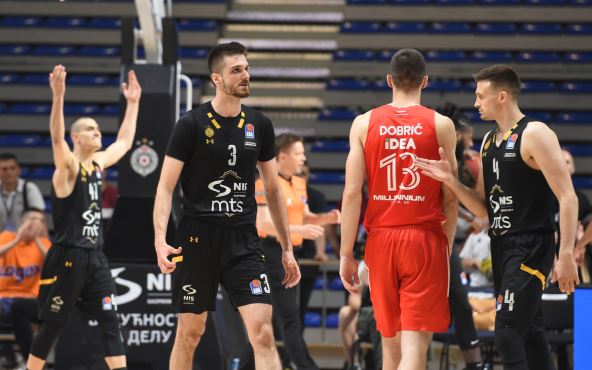 Rade Zagorac se pozdravlja sa Aleksom Avramovićem na derbiju u Pioniru