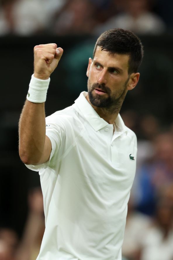 Novak Đoković slavi poen protiv Aleksandra Milera na Vimbldonu