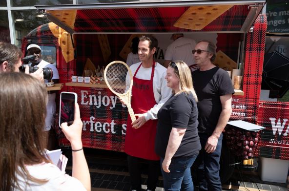 Endi Marej prodaje jagode na Vimbldonu