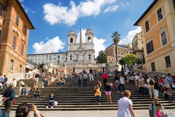 Turisti na Španskim stepenicama u Italiji