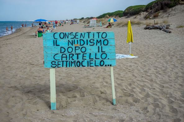 Tabla na plaži u Italiji na kojoj piše da od nje počinje nudistički deo