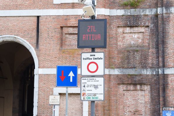 Saobraćajni znak u Italiji da počinje ZTL zona - zona ograničenog saobraćaja