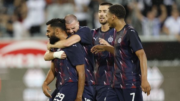 Nihad Mujakić grli Gajasa Zahida na utakmici Partizan Lugano