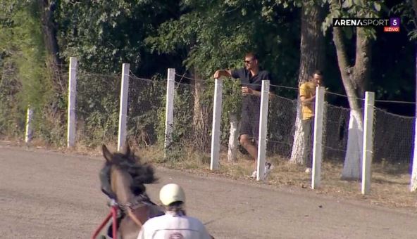 Nikola Jokić pije pivo i gleda trke konja