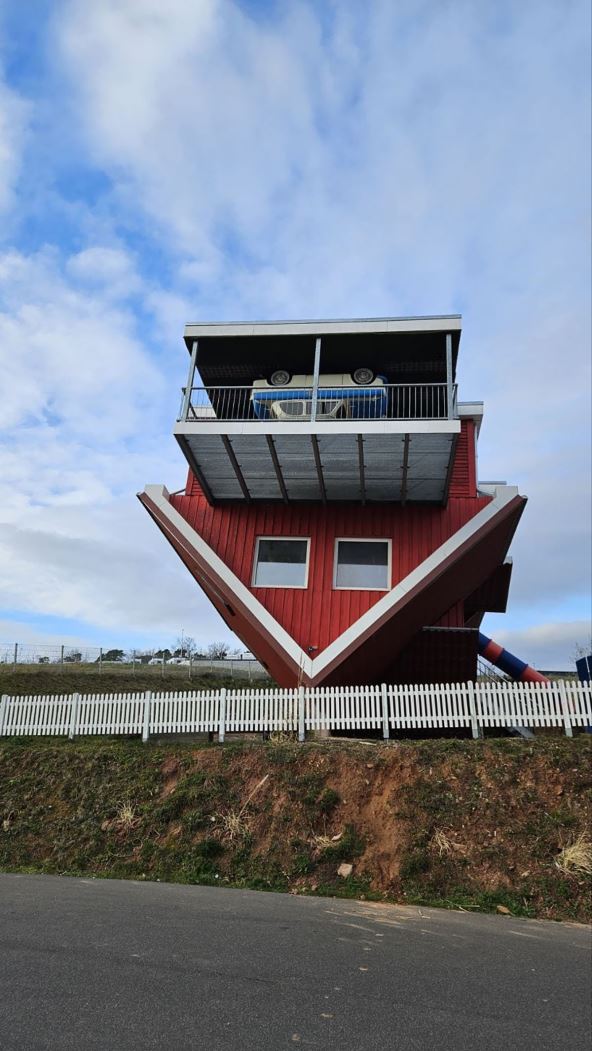 kuća prevrnuta na krov u Nemačkoj (3).jpg