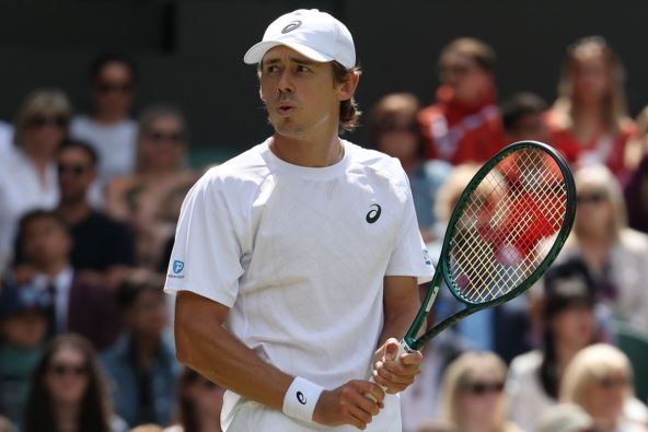 Aleks De Minor na meču protiv Novaka Đokovića na Vimbldonu