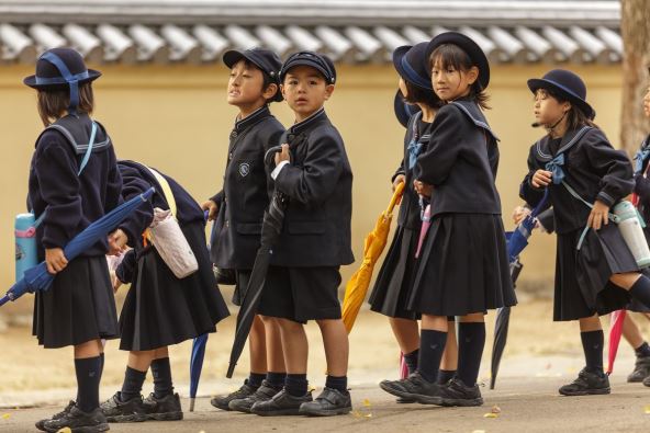 Deca iz Japana u školskim uniformama