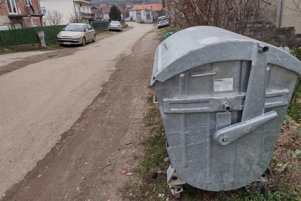 majka bacila bebu u kontejner kod Doljevca (1).jpg