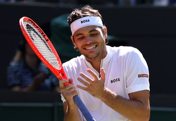 Tejlor Fric maše rukama na Vimbldonu.