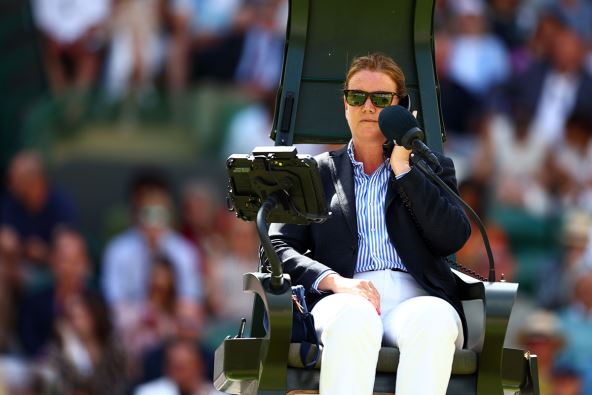 Glavni sudija na VImbldonu priča s moderatorom.