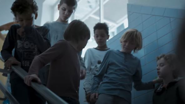 dečaci u školi u filmu Playground