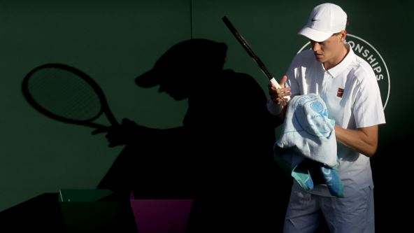 Janik Siner briše reket na Vimbldonu