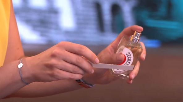 Branka Lasković prska parfem na papirić