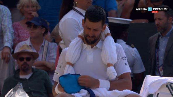 Novak Đoković sa rukavicama na Vimbldonu