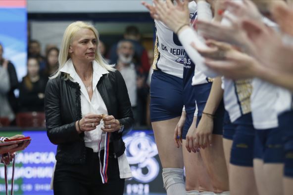 Vesna Čitaković Đurišić deli medalje odbojkašicama Jedinstva