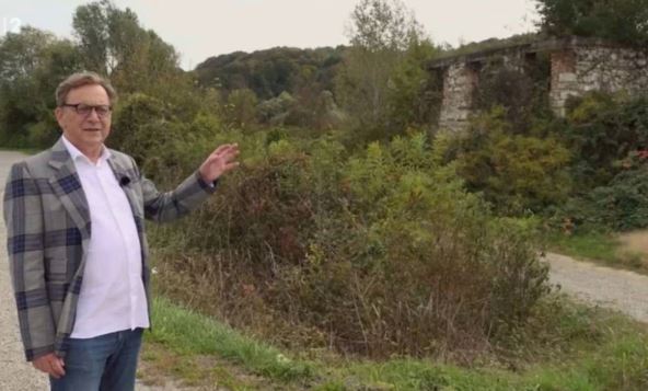 Tihomir Stanić pokazuje staru kuću