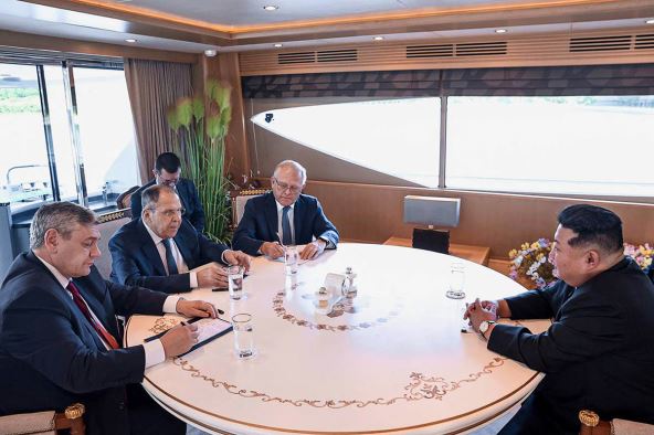 Lavrov i Kim Džong Un (3).jpg