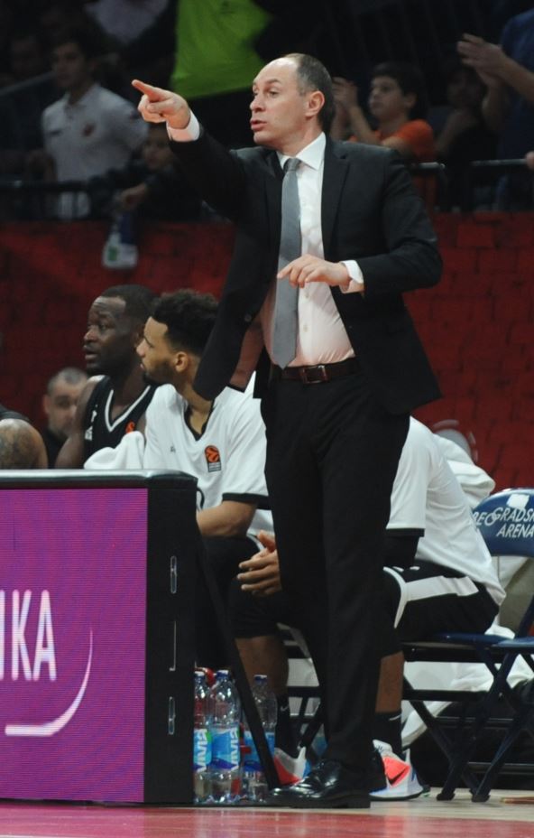 Mirko Ocokoljić na klupi Asvela.