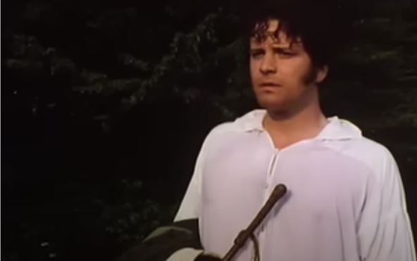 Kolin Firt u beloj košulji u Gordosti i  predrasudama