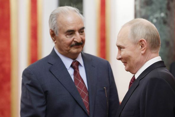Vladimir Putin i Kalifa Haftar
