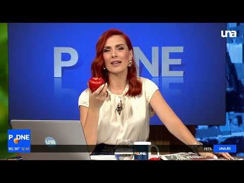 Tinejdžer iz Beograda Vasilije Vukčević prodaje paradajz na Zemunskoj pijaci