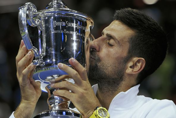 Novak Đoković ljubi pehar na US Openu.