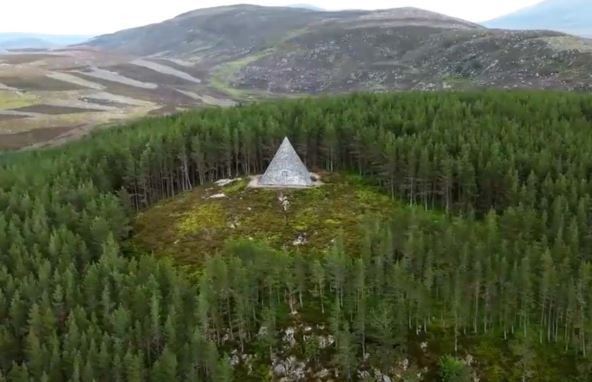 Piramide u Škotskoj 1.jpg