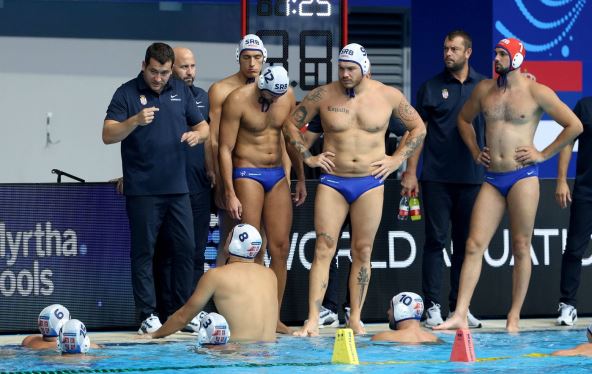 Uroš Stevanović sa vaterpolistima Srbije na Svetskom prvenstvu u Singapuru