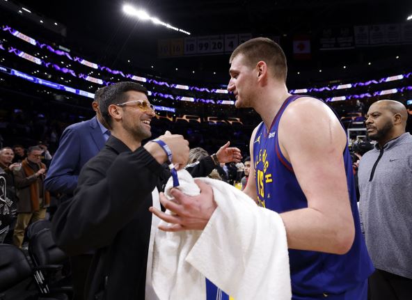 Novak Đoković i Nikola Jokić se pozdravljaju na NBA utakmici.