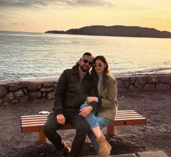 Nemanja Stevanović na klupi pored mora sa suprugom