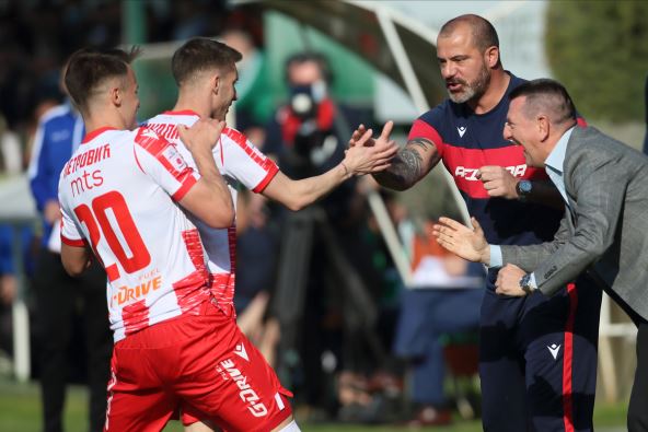 Veljko Nikolić slavi gol sa Dejanom Stankovićem