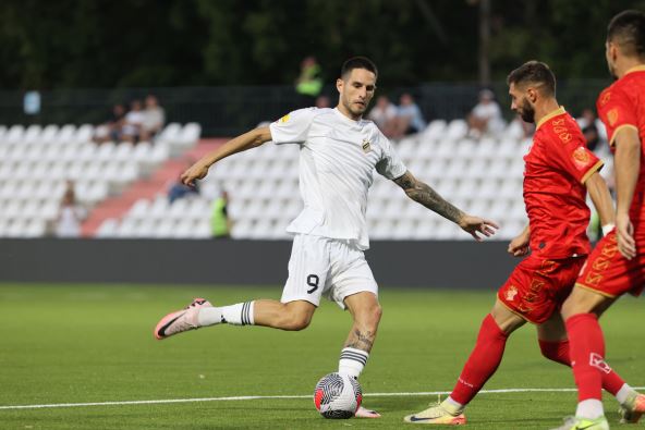 Slobodan Tedić daje gol za Čukarički protiv Napretka