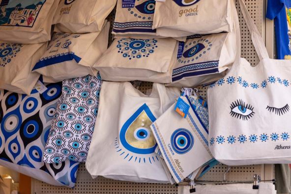 Torbe sa motivom plavog oka okačene na tezgi