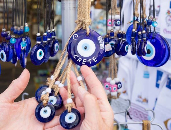 Ukrasi za kuću sa motivom plavog oka u ženskim rukama