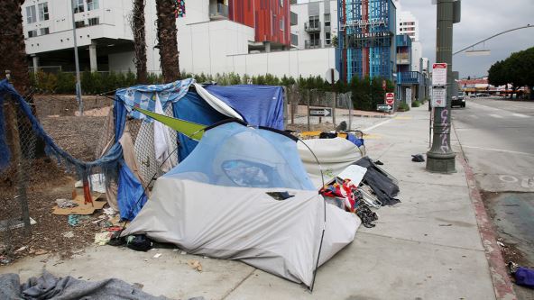 Šator beskućnika ispred solitera na ulici Los Anđelesa u Kaliforniji