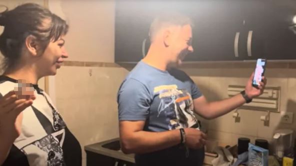 Ivan Marinković na video pozivu sa sinom Željkom