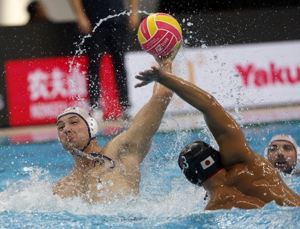 Dušan Mandić daje gol za Srbiju.