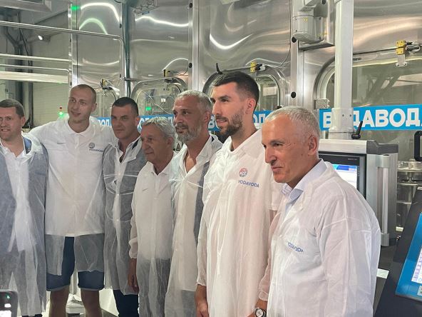 Svetislav Pešić i igrači oblače mantile (1).jpg