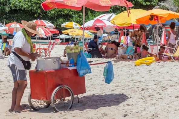 Prodavac kukuruza na plaži