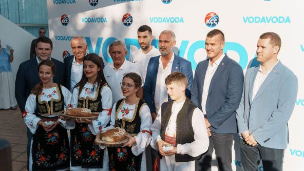 1. Grupna fotografija osnivača brenda VODAVODA sa selektorom Svetislavom Pešićem i košarkašima copy.jpg