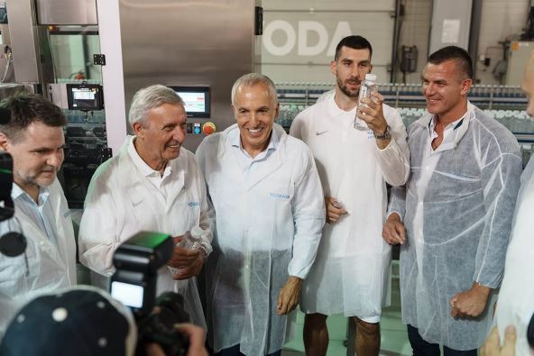 3. Grupna fotografija u proizvodnji copy.jpg