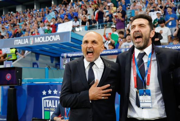 Lučano Spaleti i Đanluiđi Bufon pevaju himnu u reprezentaciji Italije