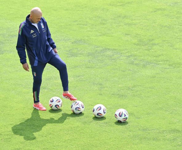 Lučano Spaleti namešta lopte na treningu Italije