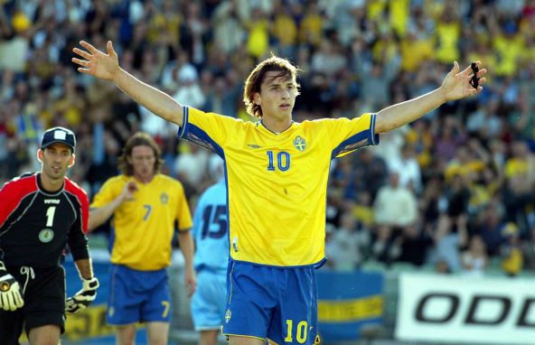 Zlatan Ibrahimović u dresu Švedske širi ruke.