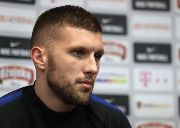 Ante Rebić krupan kadar na konferenciji za medije.