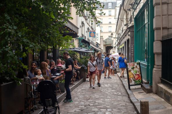 Ulica u Parizu sa baštama kafića