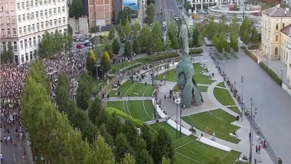 Fotografija sa početka protesta u 19 časova